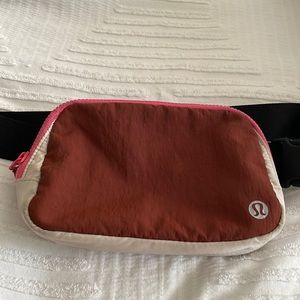 Lululemon colorblock everywhere belt bag - dark terracotta/ white opal